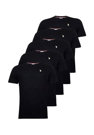 Fem sorte crew neck T-shirts med korte ærmer, hver med et lille hvidt broderet logo på venstre bryst.