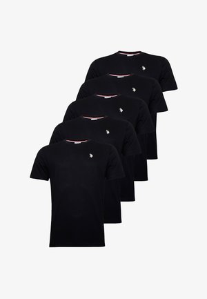 Fünf schwarze T-Shirts mit Rundhalsausschnitt und kurzen Ärmeln, jeweils mit einem kleinen weißen, gestickten Logo auf der linken Brust.