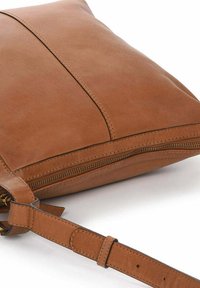 Bolso de mano de cuero marrón con un diseño plano y cuadrado. Cuenta con un compartimento con cremallera y una correa ajustable. Textura suave con costuras sutiles.