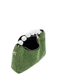 Zielona torebka w odcieniu szmaragdowym z textured mesh, posiadająca srebrną rączkę w kształcie kuli oraz zamek błyskawiczny. Wnętrze jest czarne, bez widocznych przegródek.