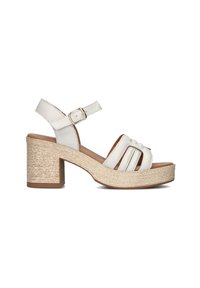 Witte leren sandalen met hak, voorzien van een geweven jute platform en blokhak. Ze hebben een bandje en een gesp voor aanpassing.