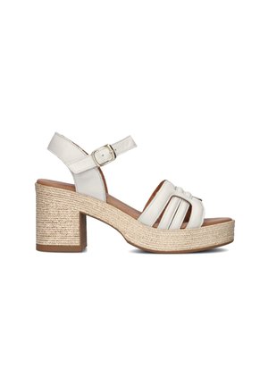 Sandales à talons en cuir blanc avec plateforme en jute tissé et talon bloc, dotées d'une bride et d'une boucle pour un ajustement.