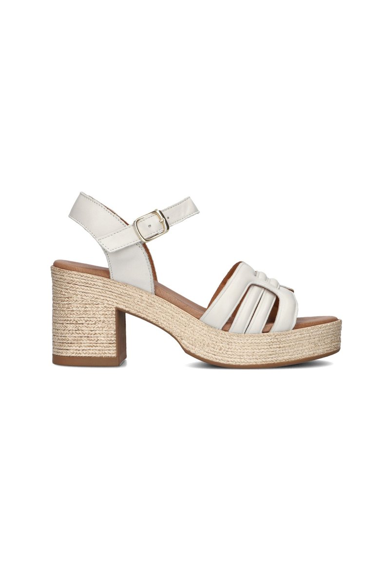 Witte leren sandalen met hak, voorzien van een geweven jute platform en blokhak. Ze hebben een bandje en een gesp voor aanpassing.