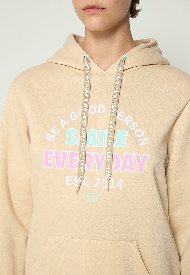 Beżowa bluza z kapturem z białym i pastelowym nadrukiem. Posiada sznurki z wzorem "HAPPY", kangurzą kieszeń i miękką fakturę.