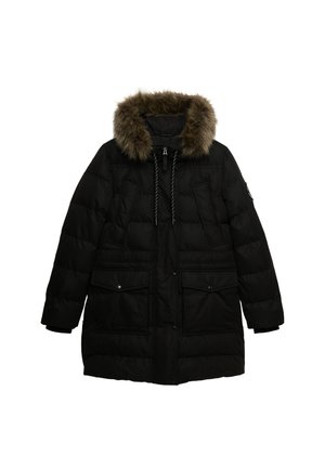 Parka aislante negra con capucha forrada de piel, dos bolsillos frontales y cordón ajustable en el cuello. Presenta un diseño acolchado.
