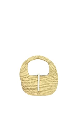 Sac à main beige en tissu tissé avec une anse arrondie et un détail de sangle blanche sur un fond blanc uni.