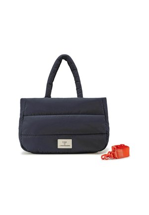 Borsa a manico in tessuto imbottito blu navy, dotata di due manici, con una targhetta logo in metallo lucido e una tracolla regolabile e opzionale di colore arancione brillante.