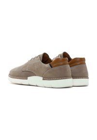 Braune Wildledersneaker mit strukturiertem Finish, weißer Gummisohle und Taschenlederakzenten. Verfügt über ein Schnürdesign und durchbrochene Details.