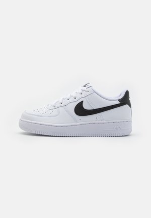 Baskets basses blanches Nike Air Force 1 avec logo swoosh noir et languette au talon, lacets blancs et zone perforée à l'avant.