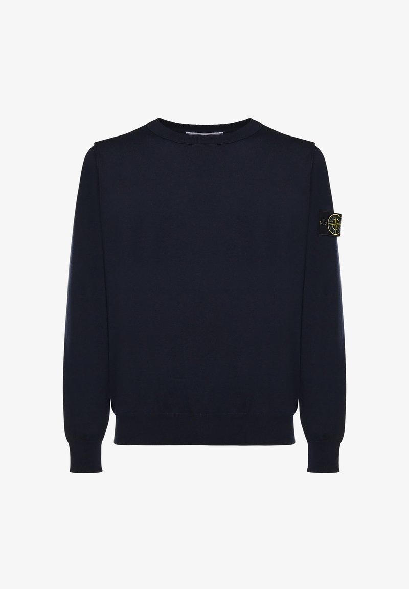 Maglione blu navy a maniche lunghe con scollo rotondo, polsini e orlo a coste, con toppa a forma di bussola nera e gialla sulla manica sinistra.