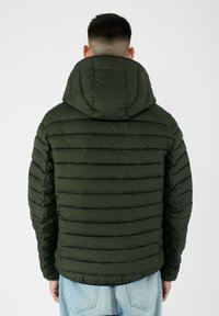 Giacca imbottita color verde scuro, con cappuccio, design trapuntato orizzontale e una superficie liscia con polsini elasticizzati.