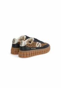 Lopende sneakers met luipaardprint, zwart leer, zilveren accenten en een dikke rubberen zool. Heeft een textuur bovenkant en een gevoerde tong.