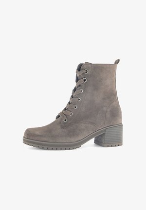 Grauer Wildleder-Stiefelette mit runder Zehenpartie, Schnürung vorne und Blockabsatz. Verfügt über eine strukturierte Sohle und subtile Nahtdetails.