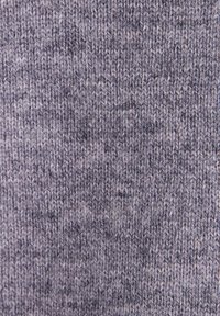 Grauer Strickstoff mit einem strukturierten, gerippten Muster. Das Garn weist Schattierungsvariationen auf, die dem Gesamtbild eine subtile Tiefe verleihen.