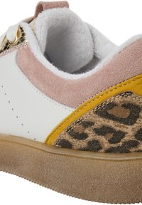 Sneaker bianca in pelle con dettagli in suede rosa e accenti gialli. Pannello a stampa leopardata sul lato. Fodera morbida e dettagli in hardware dorato.