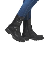 Stivaletti alla caviglia in pelle nera con lacci decorativi, zip laterale e suola resistente per una migliore aderenza.