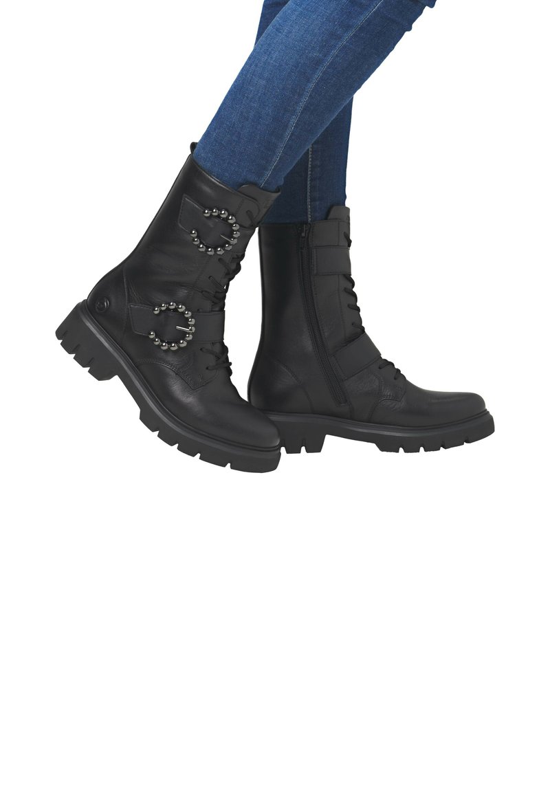 Stivaletti alla caviglia in pelle nera con lacci decorativi, zip laterale e suola resistente per una migliore aderenza.