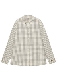 Fehér gombos hosszú ujjú ing kék és bézs kockás mintával, hegyes gallérral, laposan elhelyezve.