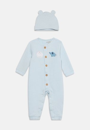 Lichtblauw babyjumpsuit met houten knopen, olifantborduursel op de borst, drukknoopsluitingen bij de benen en bijpassende muts met berenoren.