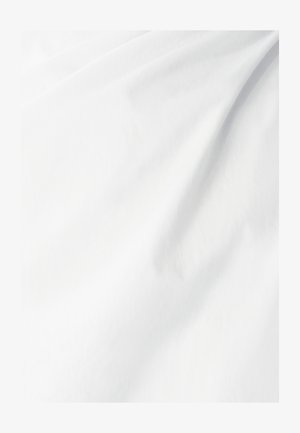 Tela blanca con una textura suave, que muestra pliegues sutiles y variaciones sutiles en la luz, lo que indica un material ligero y aireado.