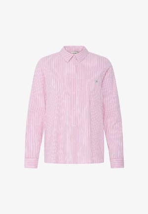 Camisa de manga larga con botones, con rayas verticales en rosa y blanco y cuello puntiagudo, que presenta un pequeño bolsillo en el pecho en el lado izquierdo.
