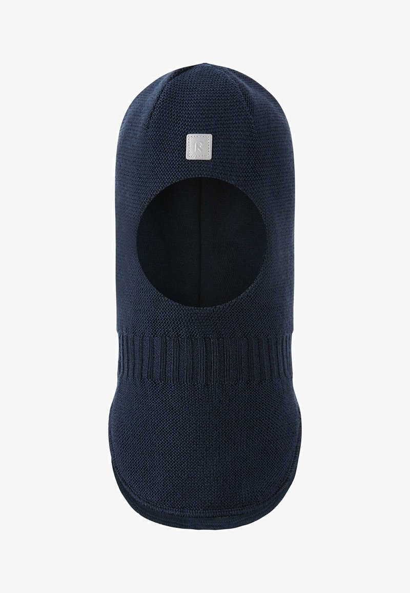 Balaclava en tricot bleu marine avec une ouverture circulaire pour le visage, présentant un bord inférieur côtelé et une petite étiquette rectangulaire avec logo.