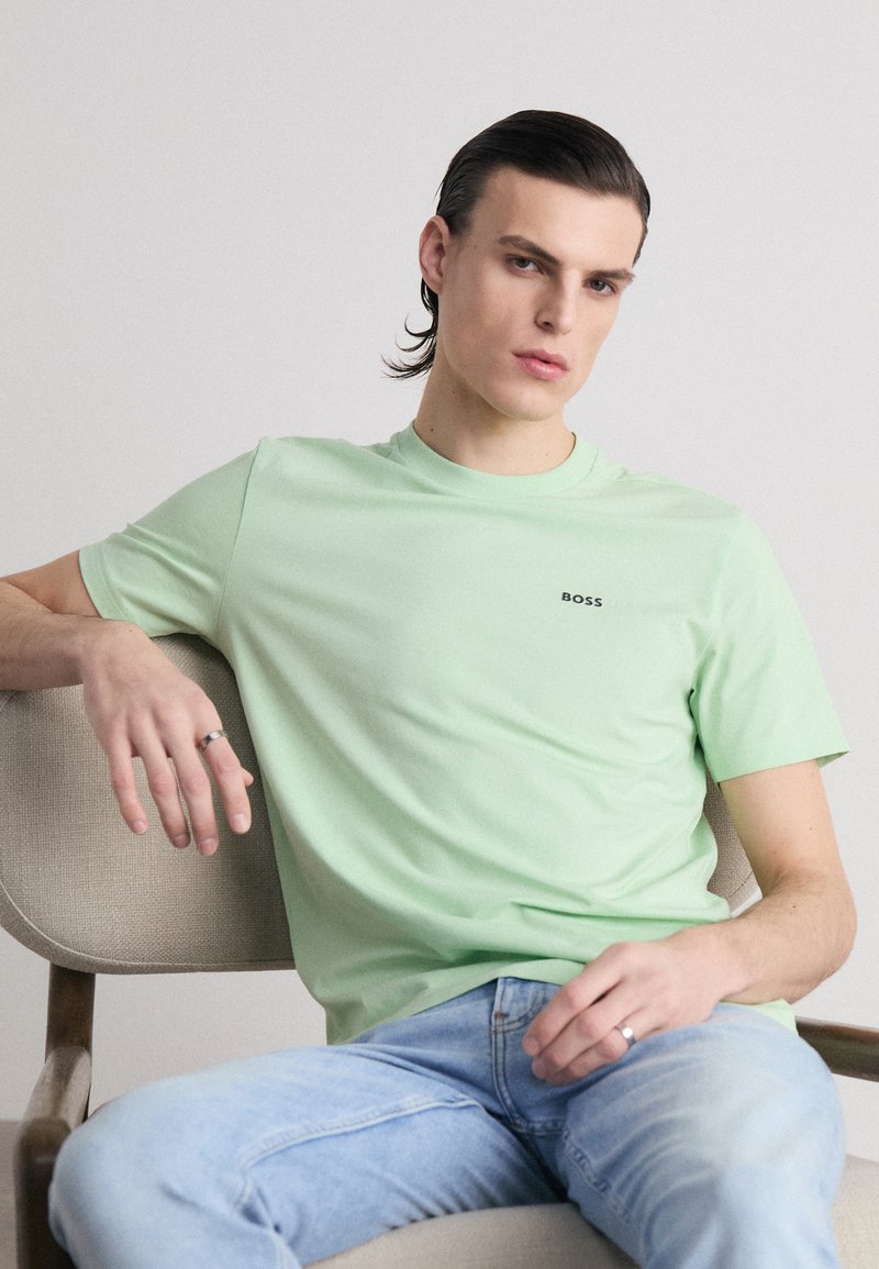 BOSS TEE - Jednoduché tričko - open green