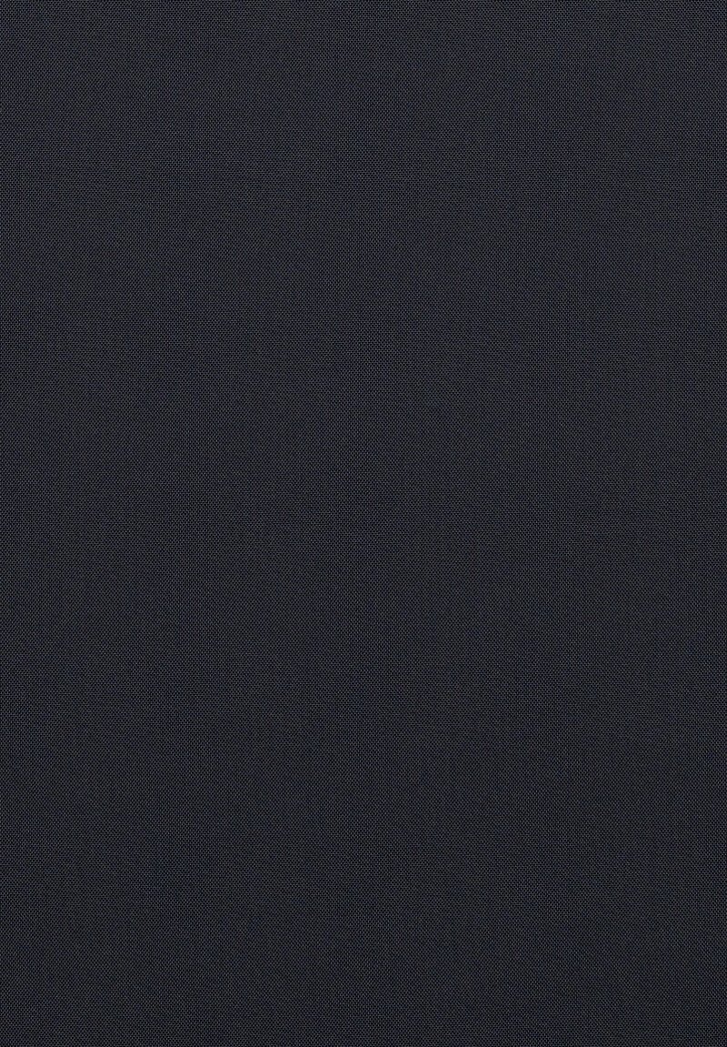 Dunkelgrauer Stoff mit einer glatten, feinen Textur und einem subtilen Muster, dargestellt in einem flachen, rechteckigen Layout.