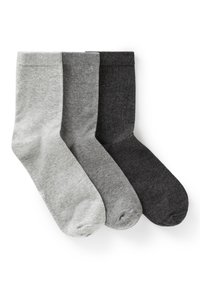 Tre paia di calzini in grigio chiaro, grigio medio e grigio scuro. Il tessuto è morbido e liscio con un polsino a costine nella parte superiore.