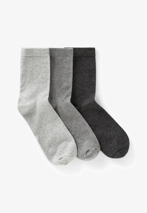 Tre paia di calzini in grigio chiaro, grigio medio e grigio scuro. Il tessuto è morbido e liscio con un polsino a costine nella parte superiore.