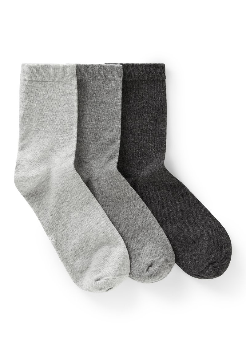 Tre paia di calzini in grigio chiaro, grigio medio e grigio scuro. Il tessuto è morbido e liscio con un polsino a costine nella parte superiore.