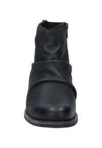 Botín negro, de cuero sintético, diseño arrugado, puntera redonda, cierre con cremallera lateral, suela plana, estética minimalista, textura suave.
