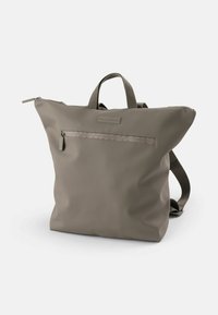 Harmaa reppu, jossa on ylhäällä oleva kahva, etupuolella vetoketjullinen tasku, säädettävät olkahihnat ja hillitty brändilogo sileällä kankaalla.