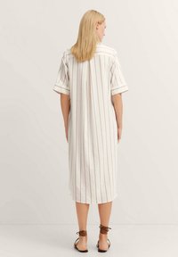 Gestreiftes, knielanges Kleid aus leichtem Stoff, mit kurzen Ärmeln, kragenloser Knopfleiste und lockerem Schnitt mit Rückenfalten.