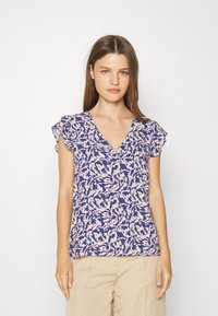 Blusa de manga curta, em formato de V, na cor azul escuro com um padrão abstrato em rosa, apresentando mangas com franzido e um corte descontraído. Tecido de textura suave.