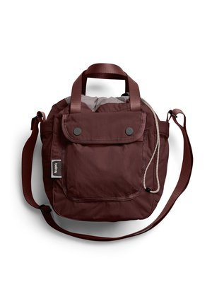 Petit sac à bandoulière marron foncé avec une poche à rabat sur le devant, deux poignées, une bandoulière réglable et une fermeture à cordon visible sur le dessus.