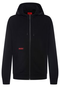 Sudadera negra con cremallera, bolsillos frontales, capucha con cordón y pequeño logo rojo "HUGO" en el lado izquierdo cerca del bolsillo.