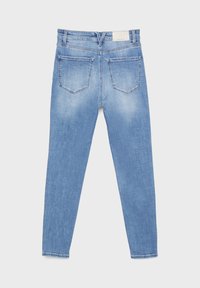 Jeans skinny in denim blu chiaro con una texture liscia, design a cinque tasche e un piccolo etichetta bianca sulla cintura. Vista posteriore mostrata.