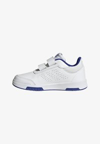 Chaussure de sport blanche avec accents bleus, tige en cuir texturé, design perforé sur les côtés et deux bandes auto-agrippantes pour un ajustement sécurisé.