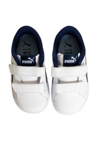Sneakers bianchi in pelle con dettagli blu navy, dotate di cinturini in Velcro regolabili, punte arrotondate e suola texturizzata. Logo PUMA sulla linguetta e sul lato.