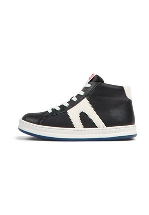Baskets montantes noires avec des accents en cuir blanc, tige texturée, fermeture à lacets traditionnelle et semelle en caoutchouc avec des détails bleus.