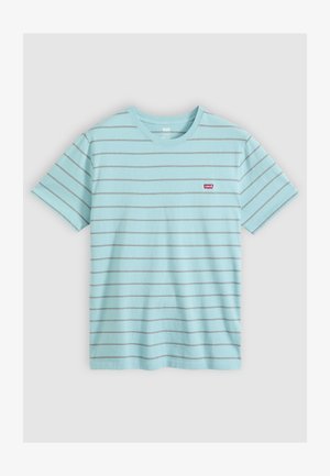 Camiseta azul clara de manga corta con finas rayas horizontales oscuras y un pequeño parche con el logo rojo de Levi's en el pecho izquierdo.