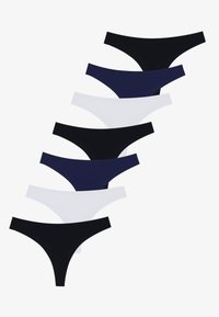 Sada sedmi kusů tanga spodního prádla v černé, bílé a námořnické modři; vyrobené z hladkého materiálu s minimalistickým designem a nízkým střihem.