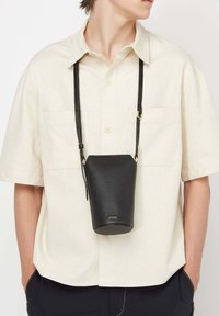 ECCO LEATHER GOODS Axelremsväska - black