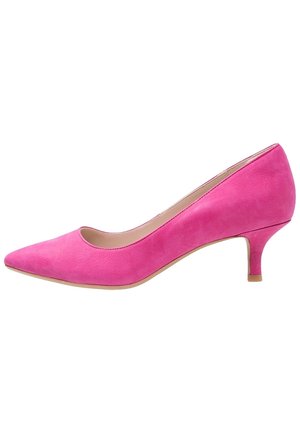 Różowe zamszowe damskie buty na niskim obcasie typu kitten heel z noskiem w szpic, ze smukłym obcasem i beżową podszewką na białym tle.