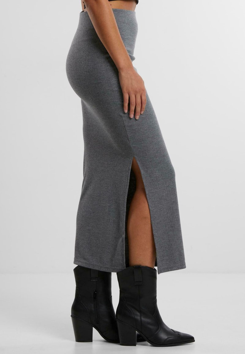 Comment porter une jupe longue grise en été à 20 ans (2 tenues et looks