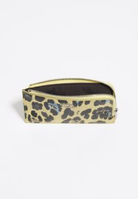 Billetera de estampado de leopardo en amarillo y negro, fabricada en material texturizado, con cierre de cremallera y un interior de tela marrón con el logo visible.