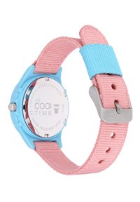 Blauwe plastic horloge met een roze nylon band. Heeft een roestvrijstalen achterkant, waterbestendig tot 3ATM en zilveren gesp hardware.