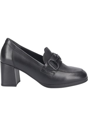 Czarne skórzane mokasyny na obcasie z zaokrąglonym noskiem, stębnowaniem i ozdobnym paskiem z okrągłym akcentem. Design na słupku.