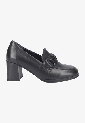 Czarne skórzane mokasyny na obcasie z zaokrąglonym noskiem, stębnowaniem i ozdobnym paskiem z okrągłym akcentem. Design na słupku.